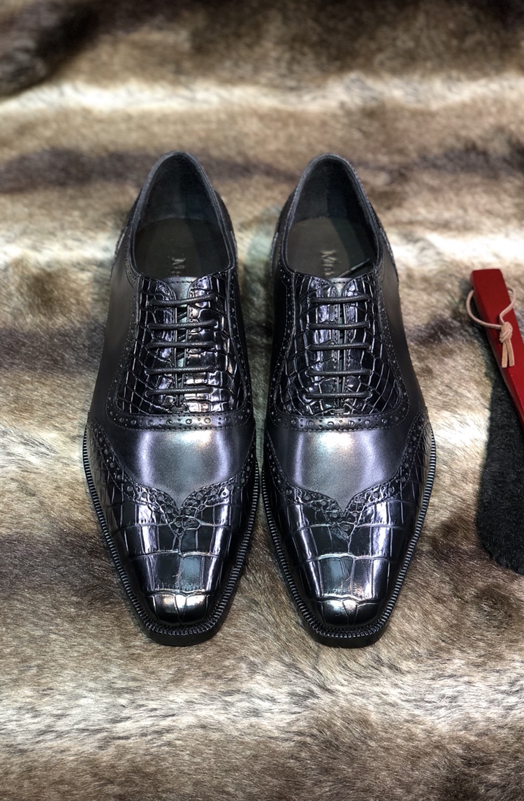NO:345480,The ruthless goods are coming [Fashion Show Modern] Perfectly demonstrates the professional and exquisite craftsmanship of shoemaking. The craftsmanship of using crocodile belly to create a gentleman's shoes. The perfect shape gallery is sublimated and created to condense the complex process behind time. The craftsmanship is dazzling here. The formal wear and leisure releases the life style. The whole belly of crocodile in Thailand. The luxury and leisure are integrated. 38/45,19860909狠货来袭【时装秀演绎摩登】完美彰显制鞋专业和精湛工艺 奢用鳄鱼肚皮制作邂逅绅士鞋履的匠心溯源 完美形廊升华铸就,凝炼时光背后的复杂工序 匠心工艺于此耀眼绽放 正装及休闲释放生活格调 泰国鳄鱼全肚 奢华休闲于一体 38/45,,Men's shoes