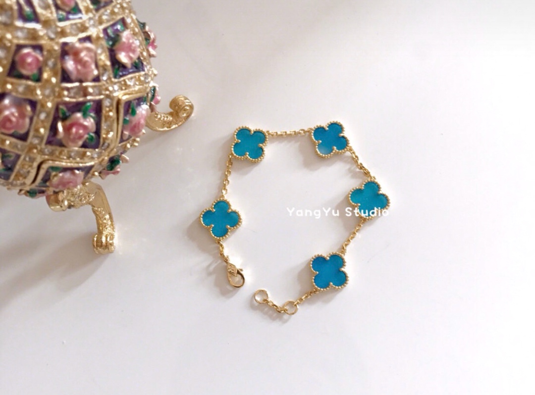 NO:101389,As VCA 50th anniversary easter egg, the VCA 50th anniversary blue agate bracelet has a very delicate details. It’s so beautiful when I get the real thing~ Blue agate looks navy blue and white, Vca bracelet, bracelet19860909蓝玛瑙五花作为VCA 50周年彩蛋, VCA五花蓝玛瑙手链实拍细节到位非常精致蓝色 拿到实物太美啦～ 蓝玛瑙就显藏青色很显白很显白,Vca手链,bracelet,Jewelry