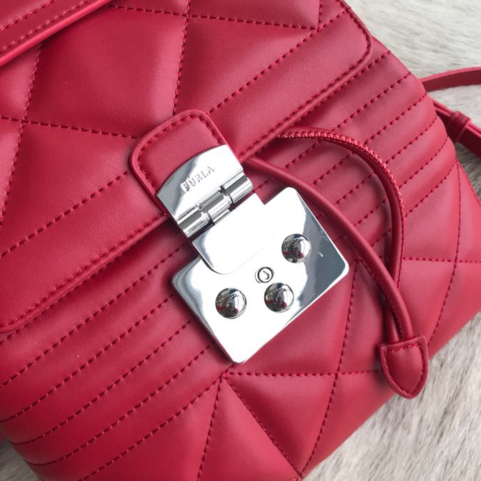 Evening Elegance: Furl'a's Italian Handbags for Special Occasions at Great Prices_voghion.com