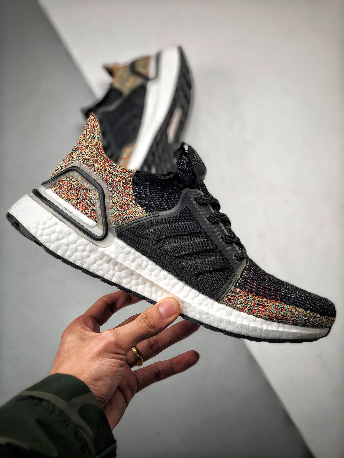Adidas Ultra Boost 5.0“Black Red”黑彩虹 发售货号：B37703鞋款采用黑白红相间 Primeknit 360 针织鞋面 剪裁别致 融入动态编织技术轻盈宛如第二层皮肤 为运动时带来轻盈脚感及舒适体验 搭载3D鞋跟框 Fitcounter模制环绕式后跟 基于对运动员跑步中足部的形态变化观察而开发 旨在保证后跟在跑步过程中伸展的同时也提供支撑SIZE：36 36.5 37 38 38.5 39 40 40.5 41 42 42.5 43 44 44.5 45
