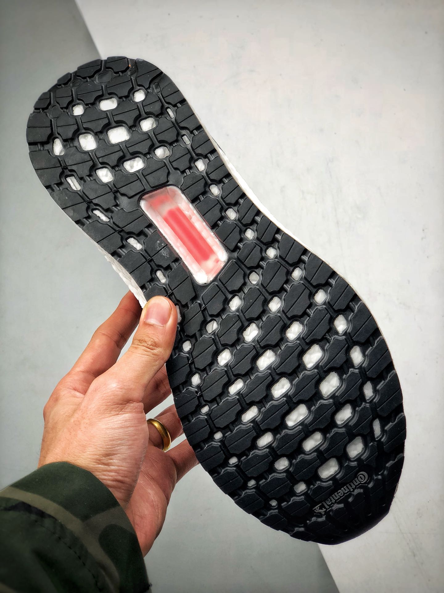 Adidas Ultra Boost 5.0“Black Red”黑彩虹 发售货号：B37703鞋款采用黑白红相间 Primeknit 360 针织鞋面 剪裁别致 融入动态编织技术轻盈宛如第二层皮肤 为运动时带来轻盈脚感及舒适体验 搭载3D鞋跟框 Fitcounter模制环绕式后跟 基于对运动员跑步中足部的形态变化观察而开发 旨在保证后跟在跑步过程中伸展的同时也提供支撑SIZE：36 36.5 37 38 38.5 39 40 40.5 41 42 42.5 43 44 44.5 45