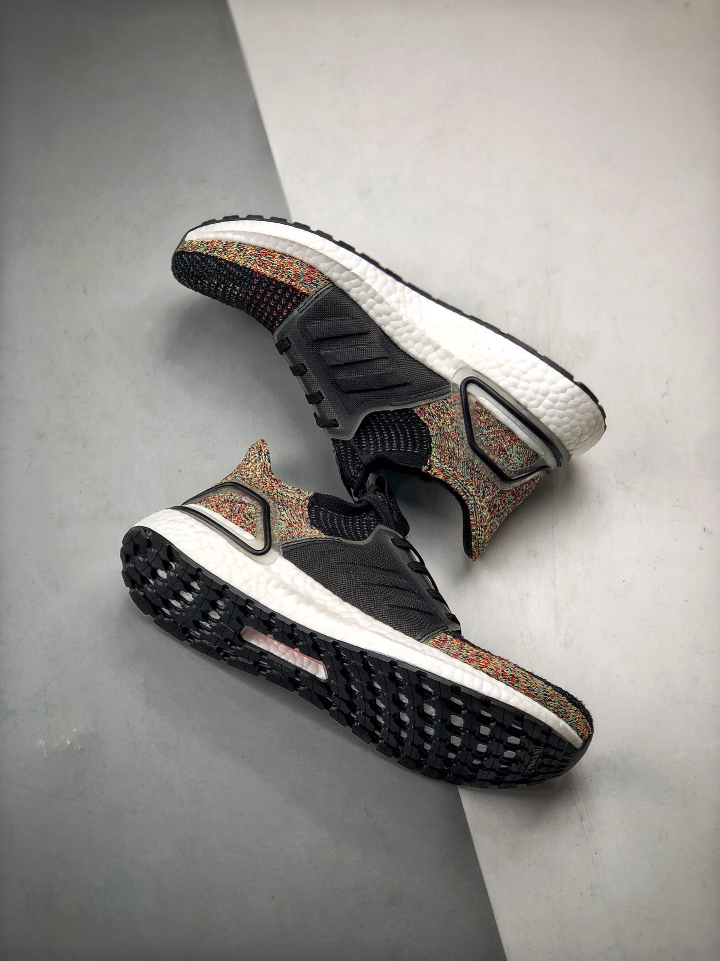 Adidas Ultra Boost 5.0“Black Red”黑彩虹 发售货号：B37703鞋款采用黑白红相间 Primeknit 360 针织鞋面 剪裁别致 融入动态编织技术轻盈宛如第二层皮肤 为运动时带来轻盈脚感及舒适体验 搭载3D鞋跟框 Fitcounter模制环绕式后跟 基于对运动员跑步中足部的形态变化观察而开发 旨在保证后跟在跑步过程中伸展的同时也提供支撑SIZE：36 36.5 37 38 38.5 39 40 40.5 41 42 42.5 43 44 44.5 45