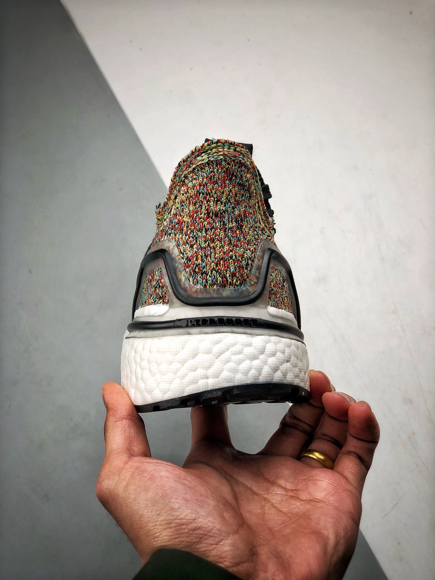 Adidas Ultra Boost 5.0“Black Red”黑彩虹 发售货号：B37703鞋款采用黑白红相间 Primeknit 360 针织鞋面 剪裁别致 融入动态编织技术轻盈宛如第二层皮肤 为运动时带来轻盈脚感及舒适体验 搭载3D鞋跟框 Fitcounter模制环绕式后跟 基于对运动员跑步中足部的形态变化观察而开发 旨在保证后跟在跑步过程中伸展的同时也提供支撑SIZE：36 36.5 37 38 38.5 39 40 40.5 41 42 42.5 43 44 44.5 45