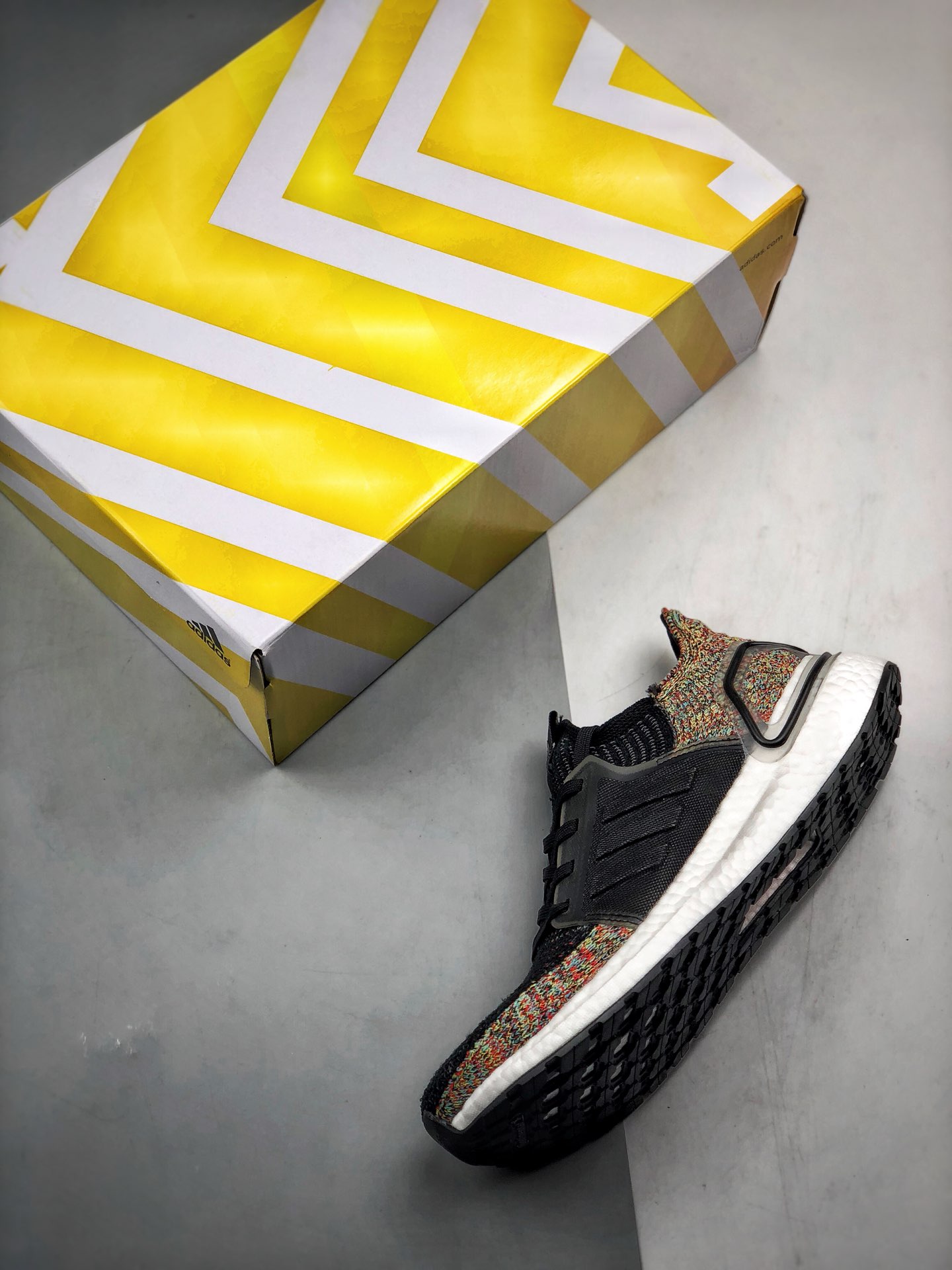 Adidas Ultra Boost 5.0“Black Red”黑彩虹 发售货号：B37703鞋款采用黑白红相间 Primeknit 360 针织鞋面 剪裁别致 融入动态编织技术轻盈宛如第二层皮肤 为运动时带来轻盈脚感及舒适体验 搭载3D鞋跟框 Fitcounter模制环绕式后跟 基于对运动员跑步中足部的形态变化观察而开发 旨在保证后跟在跑步过程中伸展的同时也提供支撑SIZE：36 36.5 37 38 38.5 39 40 40.5 41 42 42.5 43 44 44.5 45