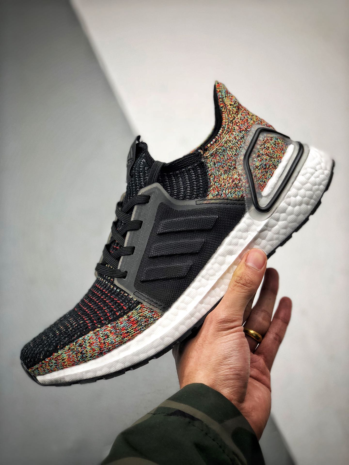Adidas Ultra Boost 5.0“Black Red”黑彩虹 发售货号：B37703鞋款采用黑白红相间 Primeknit 360 针织鞋面 剪裁别致 融入动态编织技术轻盈宛如第二层皮肤 为运动时带来轻盈脚感及舒适体验 搭载3D鞋跟框 Fitcounter模制环绕式后跟 基于对运动员跑步中足部的形态变化观察而开发 旨在保证后跟在跑步过程中伸展的同时也提供支撑SIZE：36 36.5 37 38 38.5 39 40 40.5 41 42 42.5 43 44 44.5 45