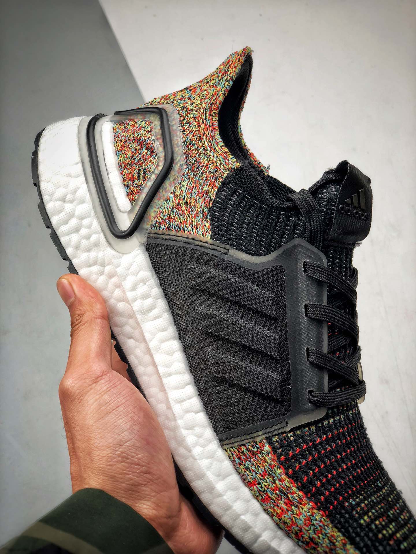 Adidas Ultra Boost 5.0“Black Red”黑彩虹 发售货号：B37703鞋款采用黑白红相间 Primeknit 360 针织鞋面 剪裁别致 融入动态编织技术轻盈宛如第二层皮肤 为运动时带来轻盈脚感及舒适体验 搭载3D鞋跟框 Fitcounter模制环绕式后跟 基于对运动员跑步中足部的形态变化观察而开发 旨在保证后跟在跑步过程中伸展的同时也提供支撑SIZE：36 36.5 37 38 38.5 39 40 40.5 41 42 42.5 43 44 44.5 45