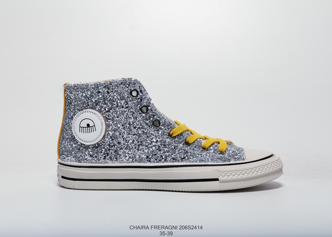 140   匡威联名款  Converse & Chaira Freragni 206S2414眼镜和眼睫毛的混合搭配，凸显出现在主流社会的潮流元素，细小的亮片配上瞅瞅眨眨眼