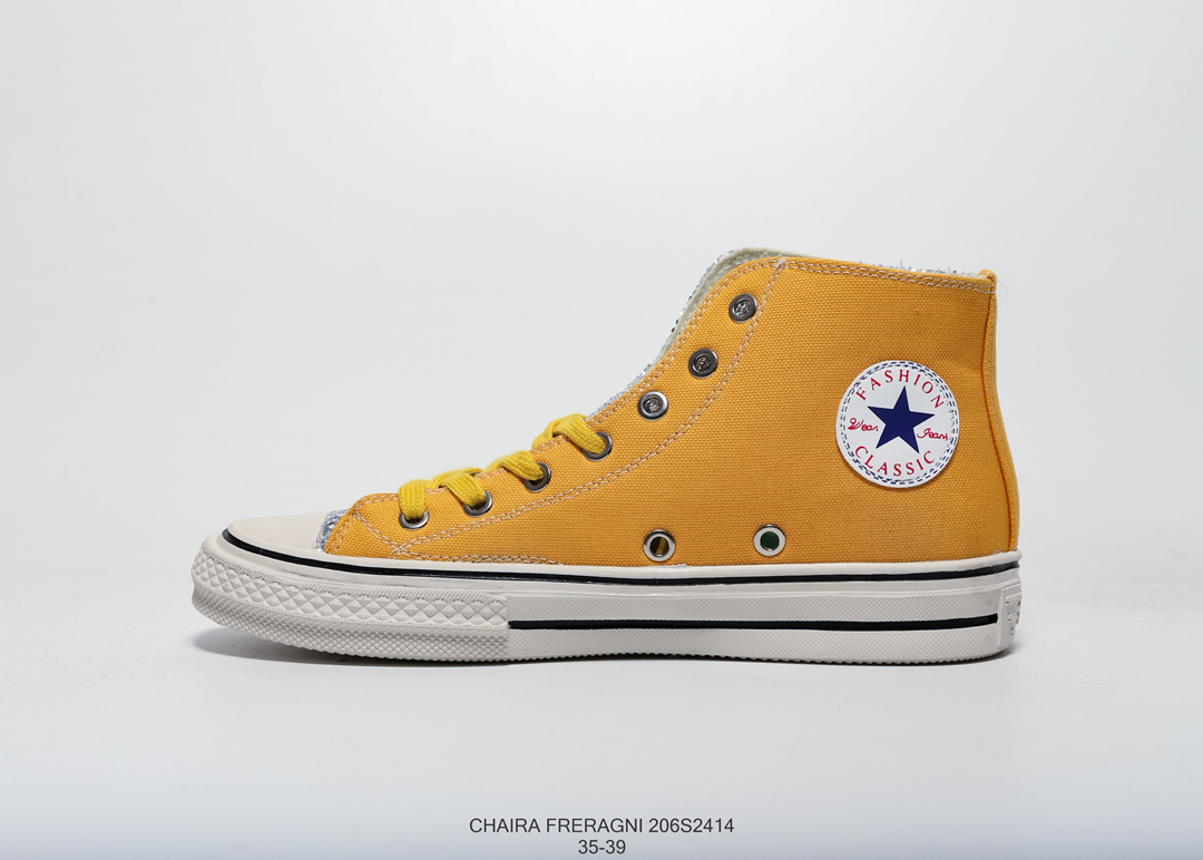 140   匡威联名款  Converse & Chaira Freragni 206S2414眼镜和眼睫毛的混合搭配，凸显出现在主流社会的潮流元素，细小的亮片配上瞅瞅眨眨眼