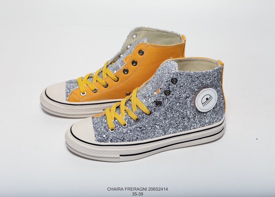 140   匡威联名款  Converse & Chaira Freragni 206S2414眼镜和眼睫毛的混合搭配，凸显出现在主流社会的潮流元素，细小的亮片配上瞅瞅眨眨眼