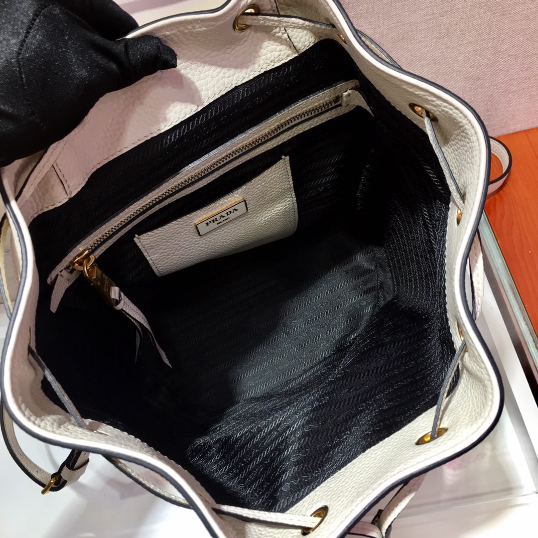 PRADA普拉达进口鹿皮纹牛皮双肩背包1BZ035