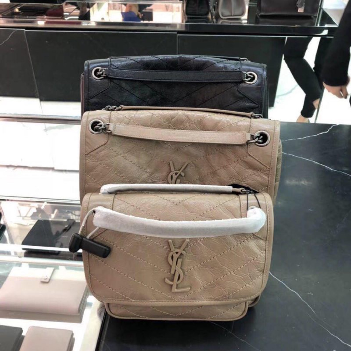 YSL Niki 22CM 邮差包 633151浅杏色/银链