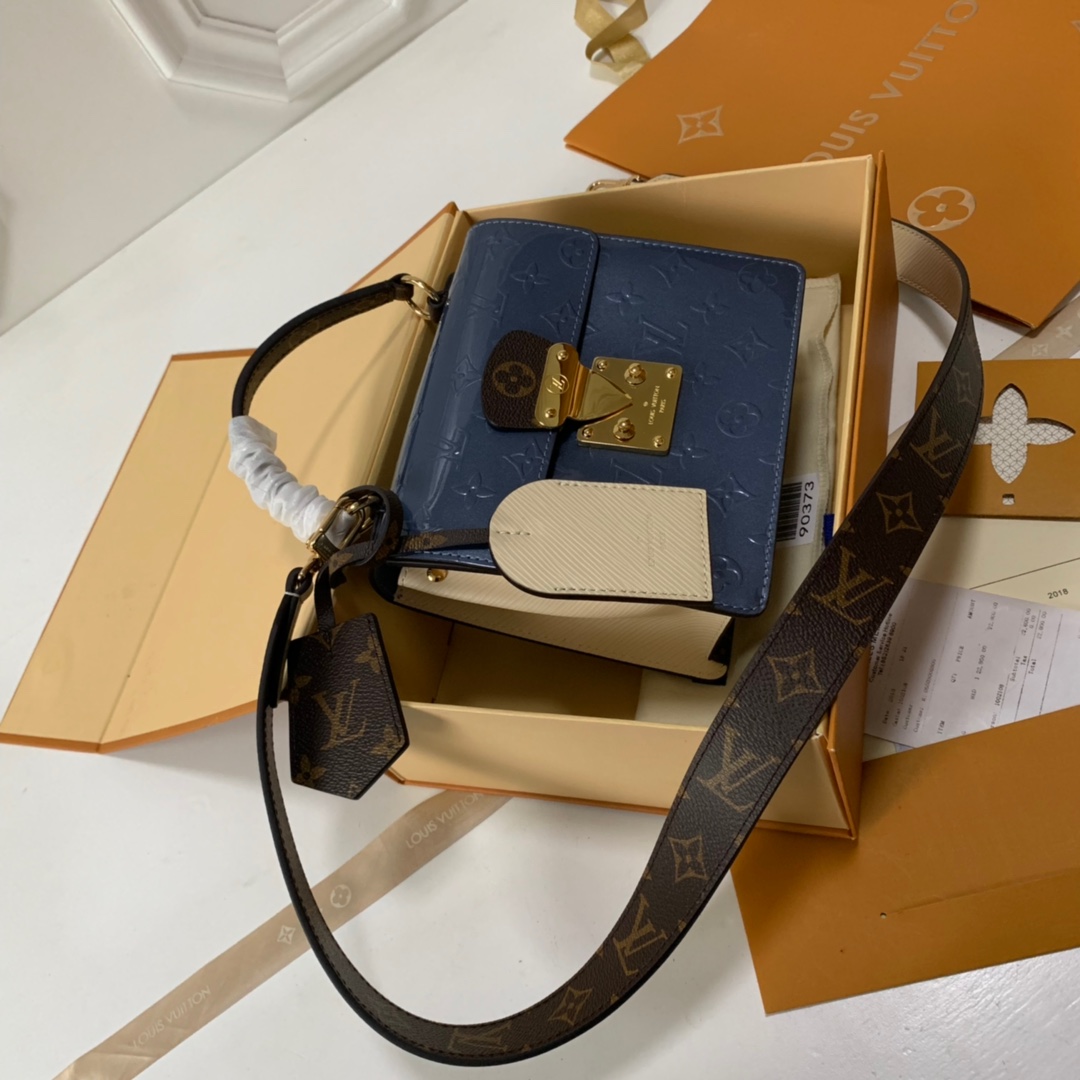 NO:396521,【Exclusive real shot M90373】M90376 Spring street New product arrives Midea!  !  It looks great with wide shoulder straps. Patent leather will have different effects with different lights... The bag is quite small but it is actually quite capable. You can put two packs of tissues, an air cushion, a lipstick, a mobile phone and a key. There is still a little free~ 17cm. With picture zp packaging., LV [original leather], louis vuitton19860909【独家实拍M90373】M90376 Spring street 新品到站 美的呢！！ 配宽肩带很好看 漆皮还会随着不同的光线不一样的效果 …包包实物挺小巧的但其实还挺能装 可以放两包纸巾 一个气垫 一只口红 一个手机以及钥匙 还有一点空余~ 17cm 配图片zp包装.,LV【原厂皮】,louis vuitton,Bag