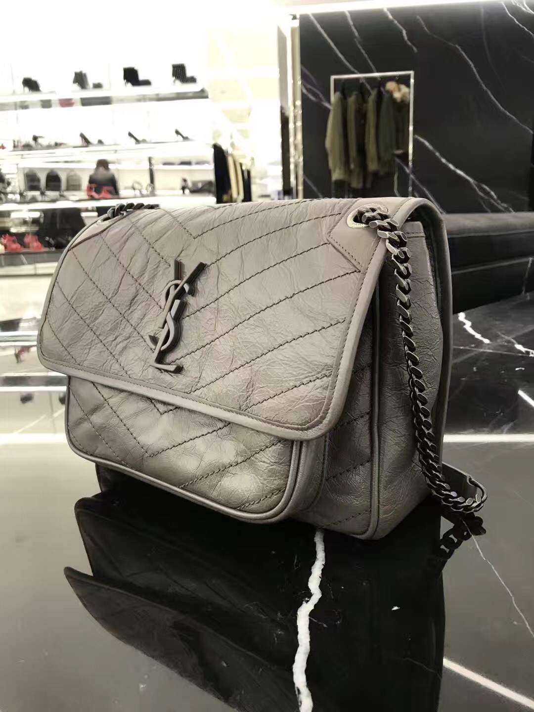 YSL 𝐍𝐢𝐤𝐢 28𝐜𝐦 邮差包 633158浅灰色/银链