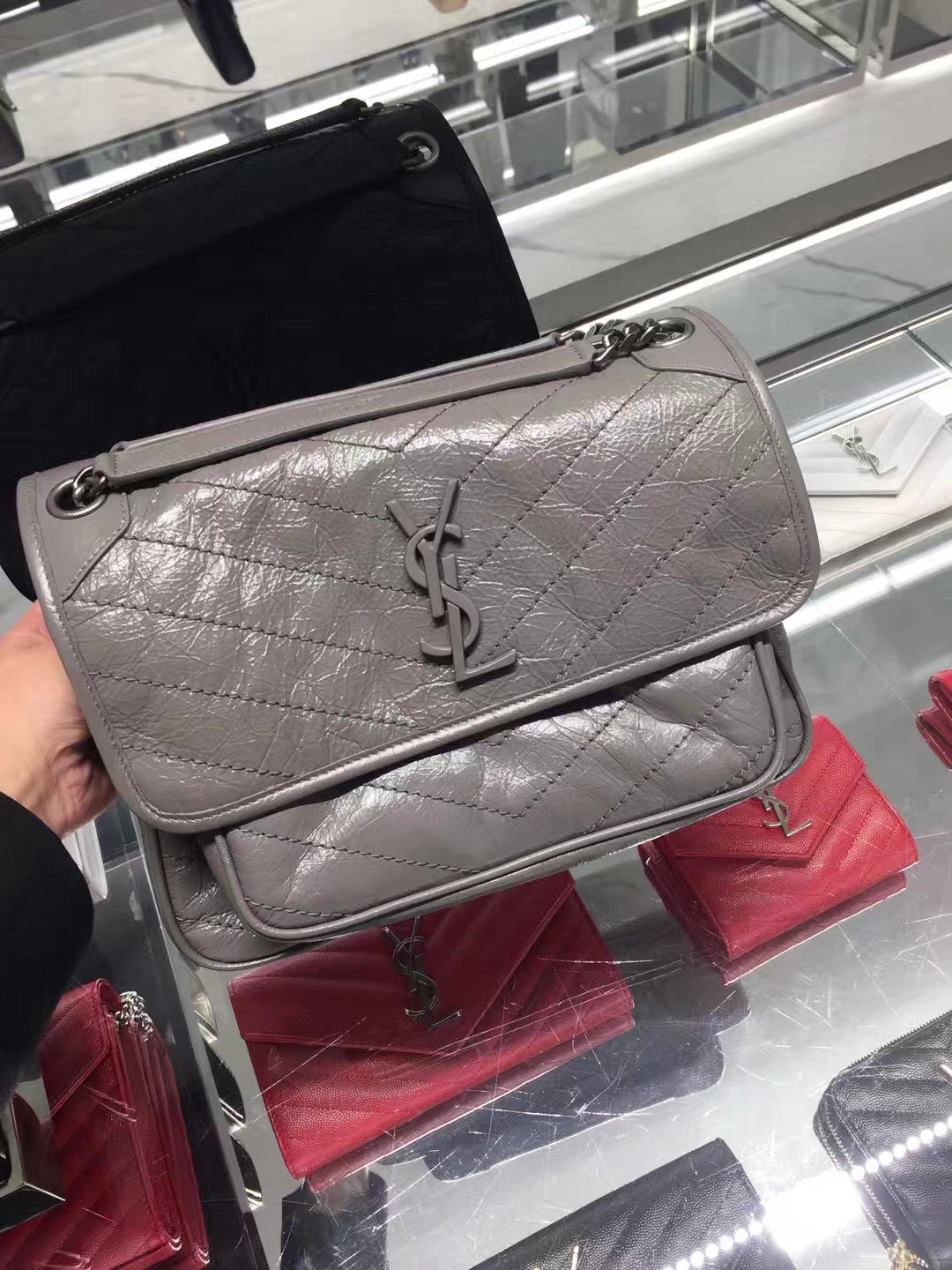 YSL 𝐍𝐢𝐤𝐢 28𝐜𝐦 邮差包 633158浅灰色/银链