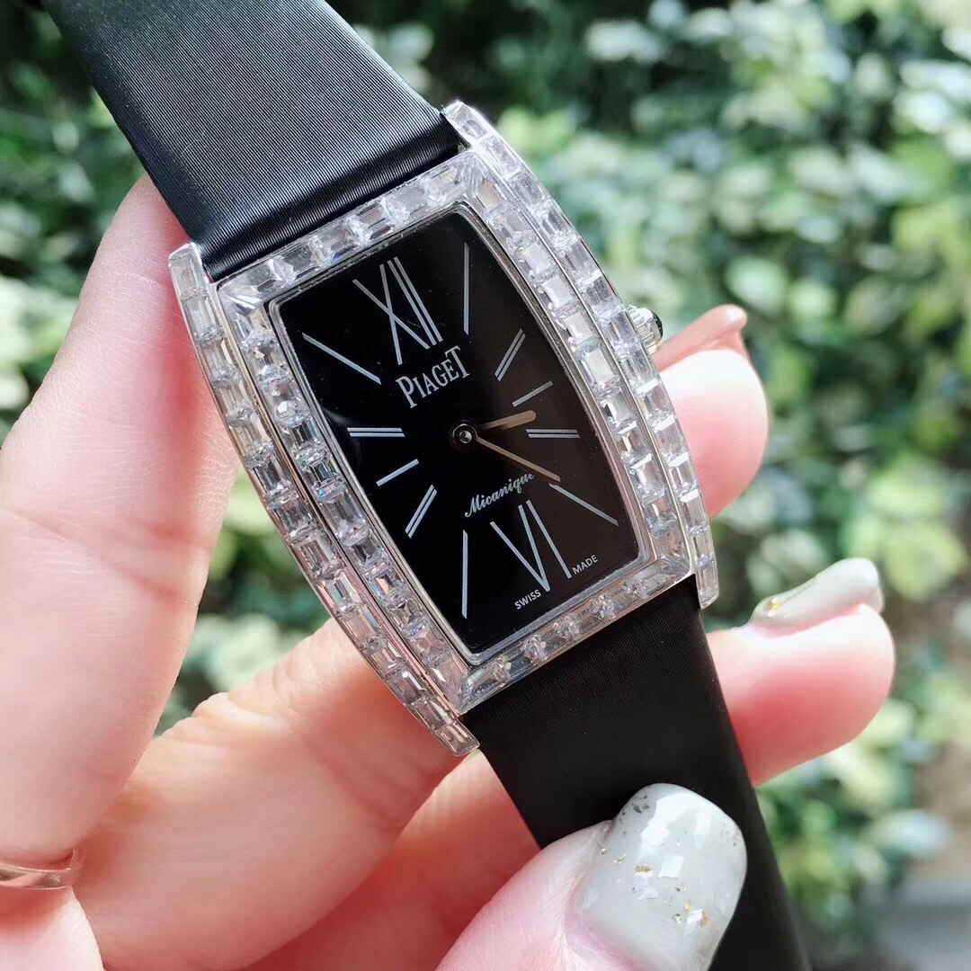 Piaget PlAGET-伯爵 Limelight酒桶形系列 尺寸27 x 38毫米 镶饰方形美钻