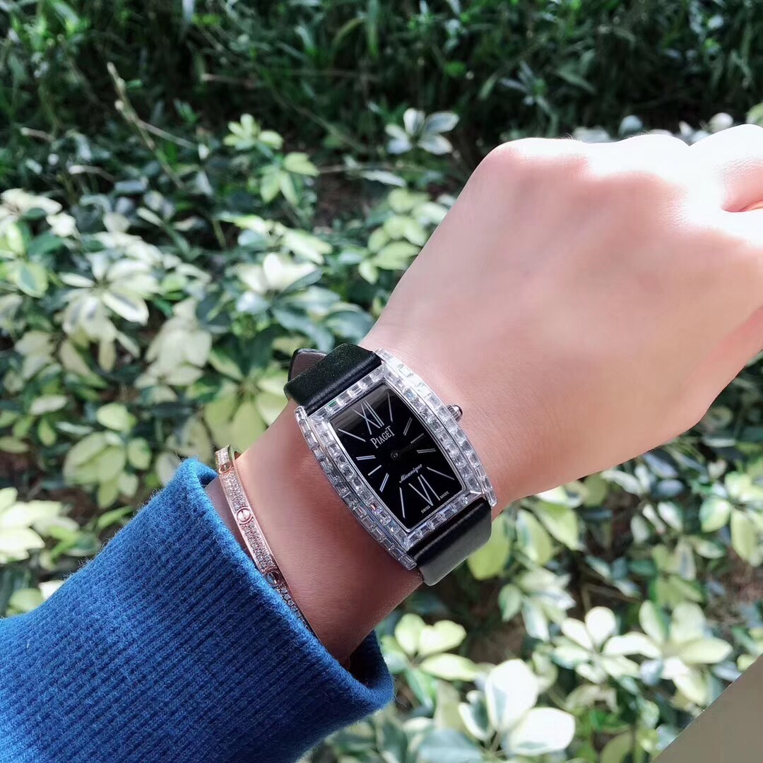 Piaget PlAGET-伯爵 Limelight酒桶形系列 尺寸27 x 38毫米 镶饰方形美钻