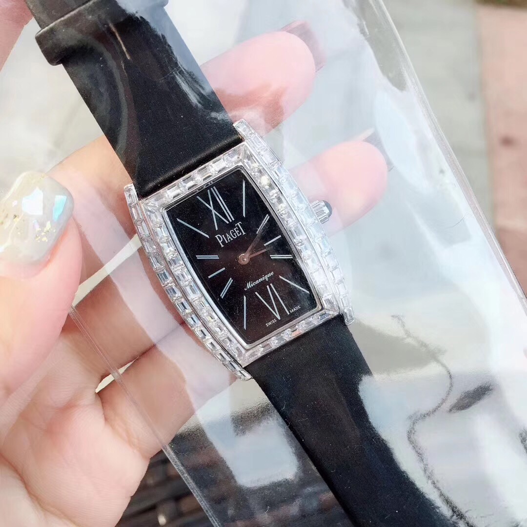 Piaget PlAGET-伯爵 Limelight酒桶形系列 尺寸27 x 38毫米 镶饰方形美钻