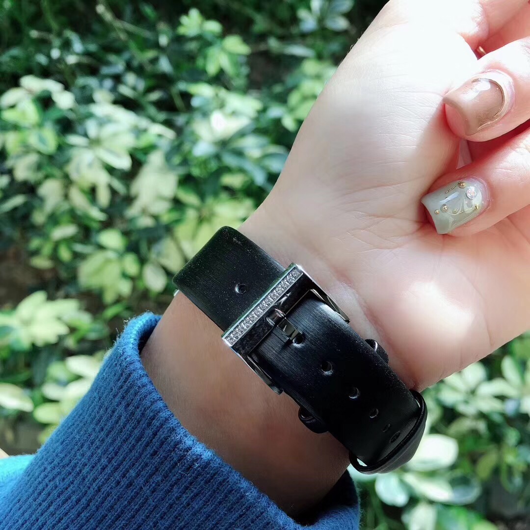 Piaget PlAGET-伯爵 Limelight酒桶形系列 尺寸27 x 38毫米 镶饰方形美钻