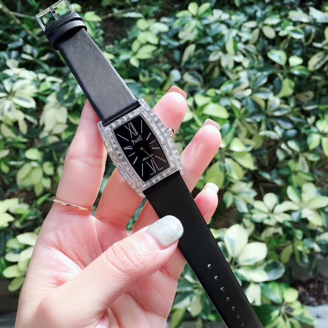 Piaget PlAGET-伯爵 Limelight酒桶形系列 尺寸27 x 38毫米 镶饰方形美钻