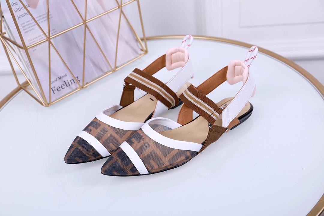 NO:409678,The same style as the celebrity counter for the show, follow the official website of the counter. Brand Fen//Di FDENI flat-soled sandals in summer fashion counter. 1 Rubber (imitation leather sole) 2 Order genuine leather sole The fabric uses imported special high-strength brand LOGO words silk film mesh imported sheepskin sheepskin mats. It uses high-density elastic straps. Flat-soled elastic straps sandals are comfortable and not tired on the feet. Hollow breathable and comfortable. This pointed-toe fashion trend is fashionable and simple. Fendi FDEN brand LOGO imported special high-strength silk film mesh, one by one, the elastic contrast color combination is more fashionable and charming, the design lines are more elegant. Carefully made, comfortable and soft, breathable and refreshing. Number of 35-41 (41 customized) Collapse, sandals, fendi, sandals, sheepskin, Leather soles19860909走秀明星专柜同款 按专柜官网操作 品牌芬//迪FDENI平底凉 夏季时尚专柜同款凉鞋 1 橡胶（仿皮底) 2订单真皮大底 面料采用进口特制高筋品牌LOGO字样丝膜网进口羊皮羊皮里羊皮垫 采用高密度松紧 绑带. 平底松紧带凉鞋上脚舒服不累 镂空透气舒适 此款尖头时尚潮流 时尚素雅造型. 芬迪一FDEN品牌LOGO进口特制高筋丝膜网料一一松紧撞色搭配更显时尚魅力 设计线条优美更显优雅.精心制作 舒适柔软 透气清爽 码数35-41（41订做） 收起,凉鞋,fendi,sandals,sheepskin,Leather soles,Women's Shoes