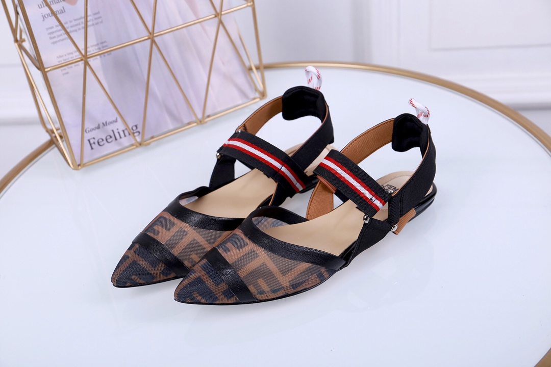 NO:409680,The same style as the celebrity counter for the show, follow the official website of the counter. Brand Fend//Die FDENI flat sandals. The same style as the spring and summer fashion counter for the counter 1 Rubber (imitation leather sole) 2 Order genuine leather sole. The fabric is made of imported special high-strength brand LOGO words silk film mesh imported sheepskin sheepskin mat. It uses high-density elastic straps. Flat-soled elastic straps sandals are comfortable and not tired on the feet. Hollow breathable and comfortable. This pointed-toe fashion trend is fashionable and simple. Fendi FDEN brand LOGO imported special high-strength silk film mesh. The combination of elastic and contrasting colors is more fashionable and charming. The design lines are more elegant. Carefully made, comfortable and soft, breathable and refreshing. Size 35-41 (41 customized) Collapse, sandals, fendi, sandals, sheepskin, Leather soles19860909走秀明星专柜同款 按专柜官网操作 品牌芬//迪FDENI平底凉鞋 春夏季时尚专柜同款凉鞋 1 橡胶（仿皮底) 2订单真皮大底 面料采用进口特制高筋品牌LOGO字样丝膜网进口羊皮羊皮里羊皮垫 采用高密度松紧 绑带. 平底松紧带凉鞋上脚舒服不累 镂空透气舒适 此款尖头时尚潮流 时尚素雅造型. 芬迪一FDEN品牌LOGO进口特制高筋丝膜网料一一松紧撞色搭配更显时尚魅力 设计线条优美更显优雅.精心制作 舒适柔软 透气清爽 码数35-41（41订做） 收起,凉鞋,fendi,sandals,sheepskin,Leather soles,Women's Shoes