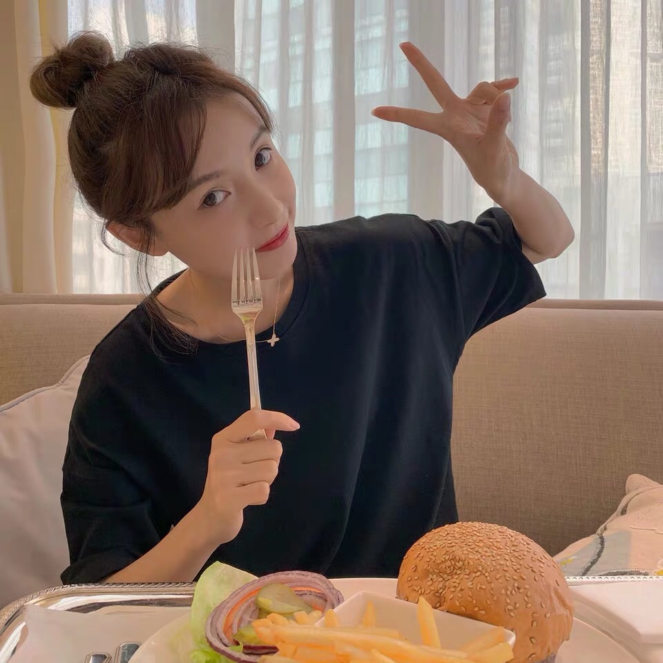 NO:661498,Lin Xiaozhai's most photographed necklace Ch@umet liens Shangmei Lifelong Cross Necklace. Pure silver inlaid with natural stones and white mother-of-pearl. The stones are polished by hand and have very three-dimensional curvature. I used the craftsmanship of k-gold to make a silver version. Original replica, Shangmei, necklace, pure silver19860909林小宅出镜率最高的一款项链 Ch@umet liens尚美 缘系一生交叉项链 纯银镶嵌天然石头,白母贝,石头都是手工打磨,有弧度非常立体,拿做k金的手艺来做银版了,原版复刻,尚美,necklace,pure silver,Jewelry