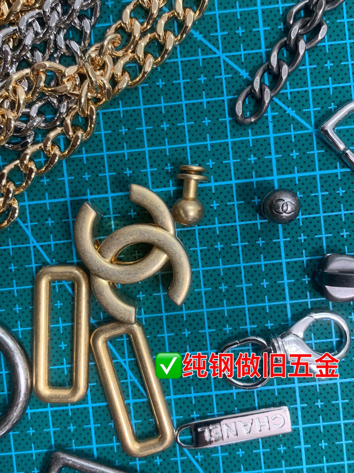 【流浪包五金科普】纯钢真金厚金电镀 镇机磨砂形成的不规则的复古状态！振机磨砂 是一种高技术的磨砂工艺 打磨头通过振机下压在五金金属表面 把光滑的五金表层打磨成不均匀的点状 拉丝 和斑驳！ 