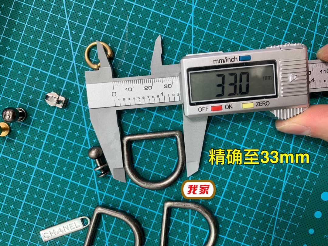  晒一下流浪包Gabrielle这一整套五金，定制这一整套，我们顾及到很多的小细节，精确尺寸，五金刻字，镀色。肩带链条三种镀色。然后其他小件五金也都是不同的镀色：有振击工艺的，有做旧复古的，有白呖色的。还有这个包的技术难度很大的，而不仅仅是定制五金这一块。品质在于工艺技术和态度。