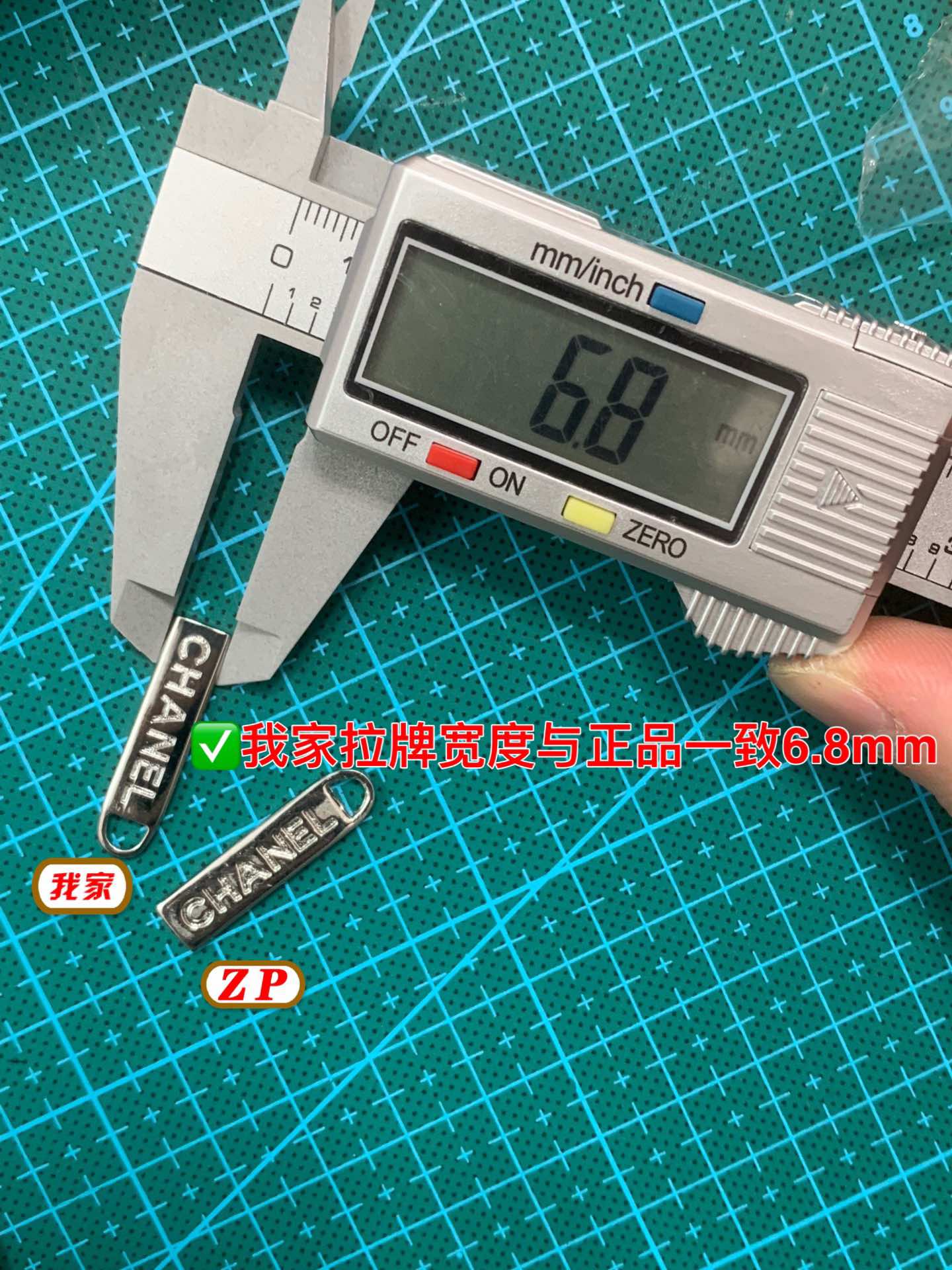  晒一下流浪包Gabrielle这一整套五金，定制这一整套，我们顾及到很多的小细节，精确尺寸，五金刻字，镀色。肩带链条三种镀色。然后其他小件五金也都是不同的镀色：有振击工艺的，有做旧复古的，有白呖色的。还有这个包的技术难度很大的，而不仅仅是定制五金这一块。品质在于工艺技术和态度。