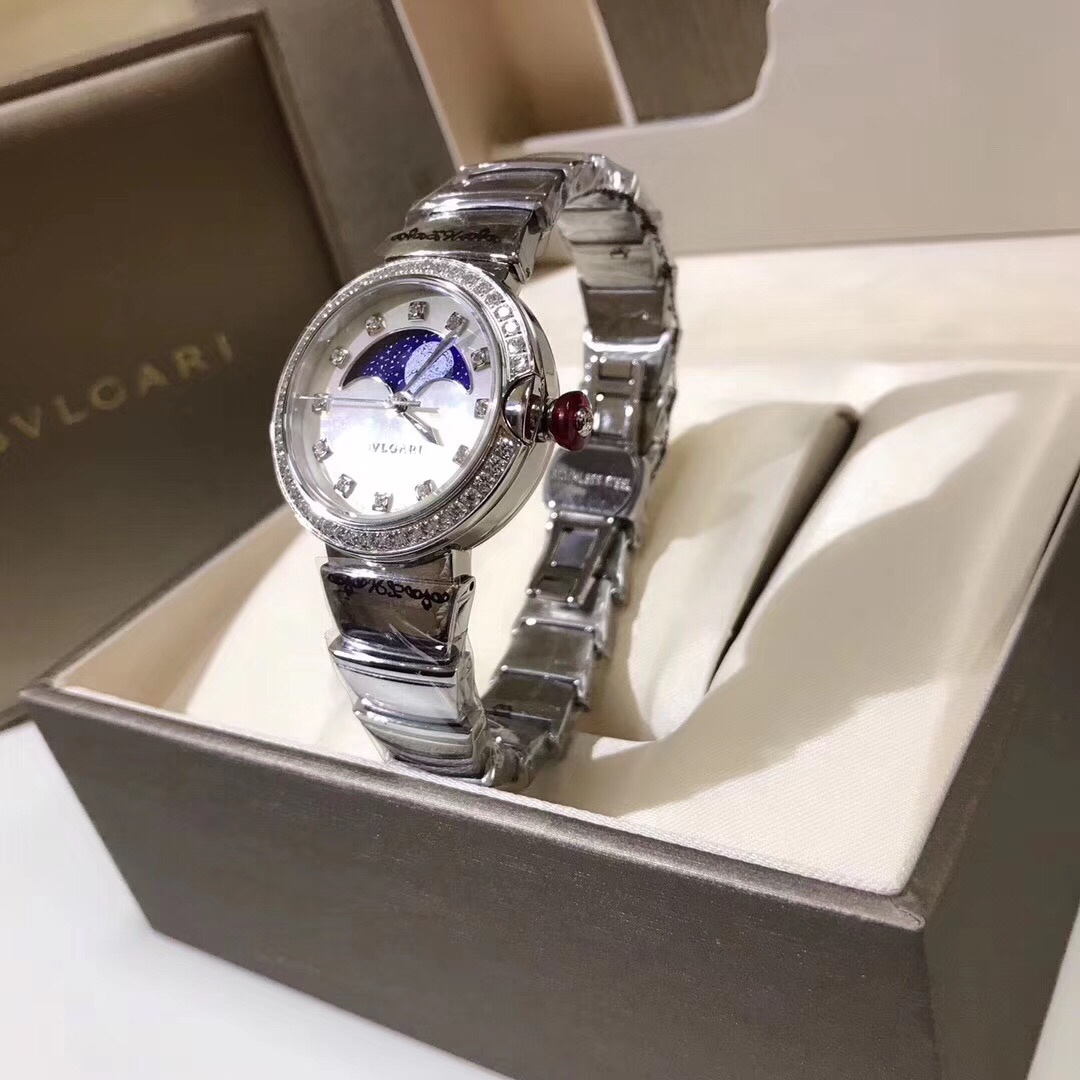 Bvlgari 宝格丽月相女款腕表，弧形月相视窗置于珍珠贝母表盘上方，增添了腕表造型的视觉平衡感。尺寸33mm，厚11mm