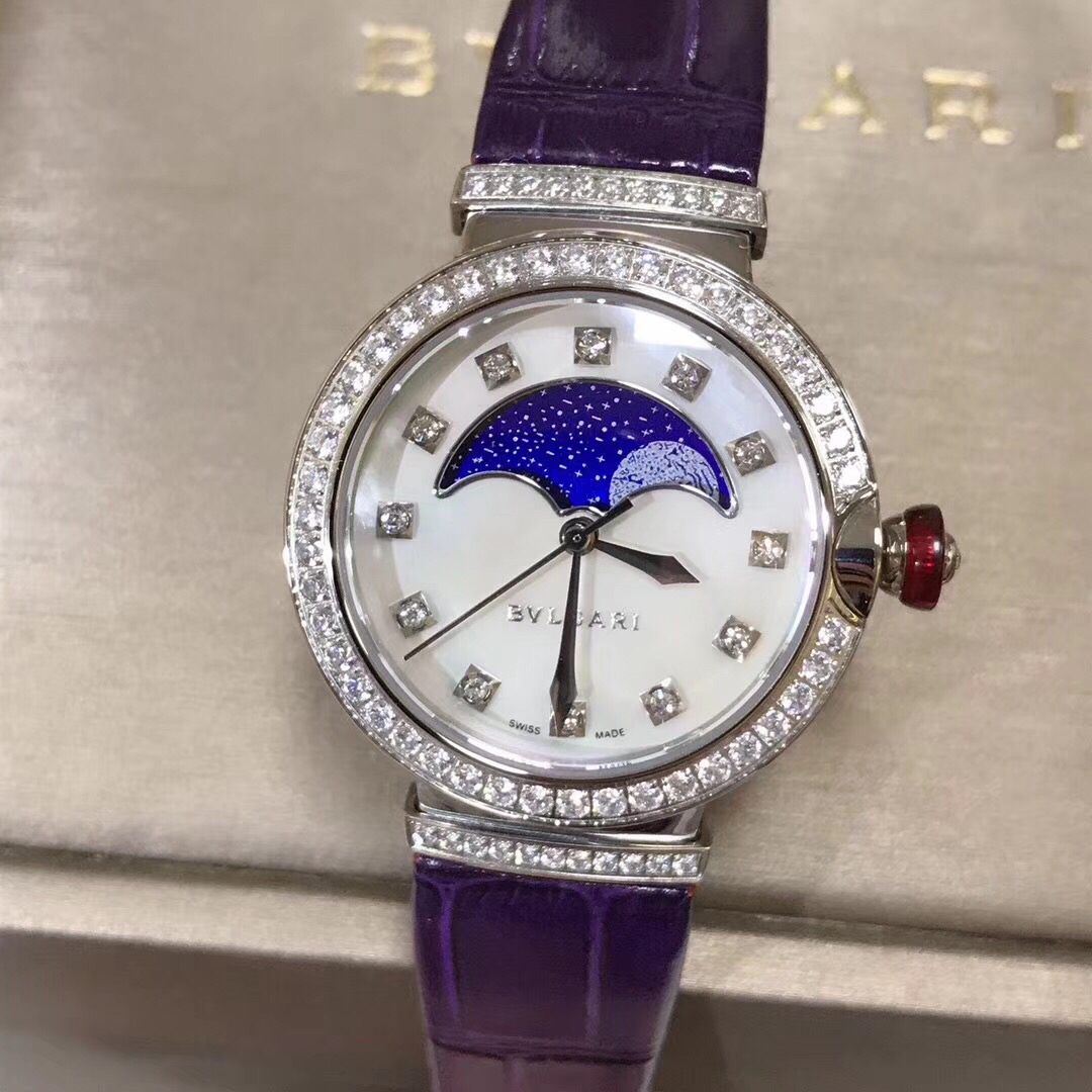 Bvlgari 宝格丽月相女款腕表，弧形月相视窗置于珍珠贝母表盘上方，增添了腕表造型的视觉平衡感。尺寸33mm，厚11mm