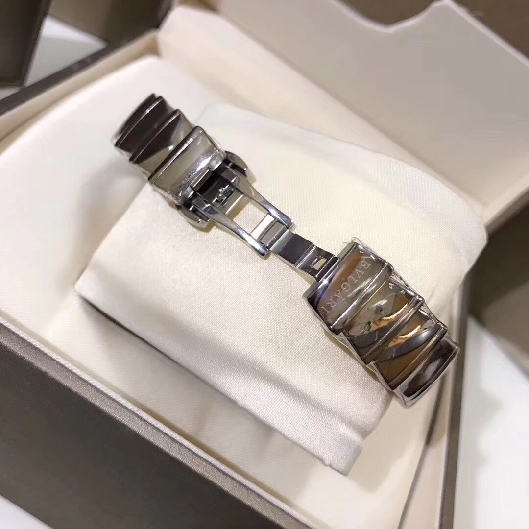 Bvlgari 宝格丽月相女款腕表，弧形月相视窗置于珍珠贝母表盘上方，增添了腕表造型的视觉平衡感。尺寸33mm，厚11mm