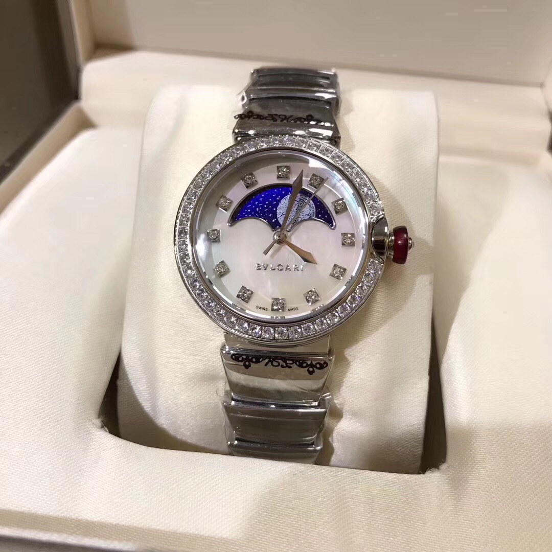 Bvlgari 宝格丽月相女款腕表，弧形月相视窗置于珍珠贝母表盘上方，增添了腕表造型的视觉平衡感。尺寸33mm，厚11mm