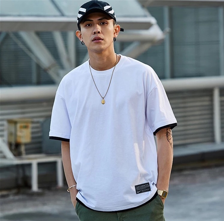 55<br />耐克NIKE LAB定制款休闲运动假两件短袖 贴标拼接情侣款短袖 你买了一件假短袖吗 不！你买的是假两件短袖[机智]细腻柔和的全棉完美胜任何短袖 一件顶万条！从版型到质感这次我心服口服 占尽“心机”的设计简单直接 左标右口袋 把“层次感”作为这一次型录的重要元素 夏季清爽色调与拼接贴标设计相交 三月十三日香港香港中环门市店售 原厂渠道 原标 三联水洗和防盗扣 稳到没朋友 <br />颜色:黑色 白色 灰色<br />尺码:M L XL <br />M  肩宽 41 胸围 98  衣长 70 L 肩宽42 胸围102。衣长 71 XL 肩宽 43 胸围 106。衣长73<br />（手工测量正常误差1-3㎝）