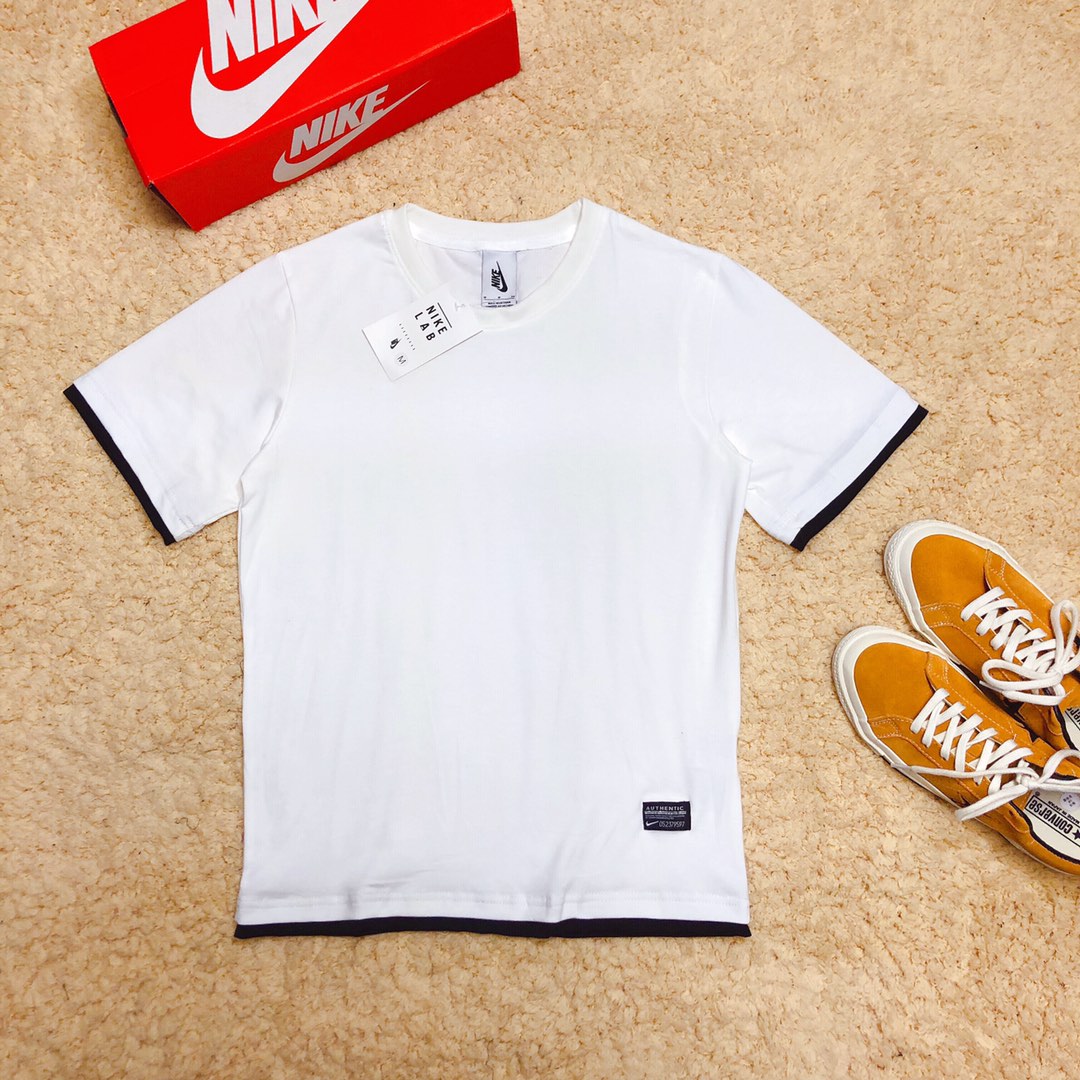 55<br />耐克NIKE LAB定制款休闲运动假两件短袖 贴标拼接情侣款短袖 你买了一件假短袖吗 不！你买的是假两件短袖[机智]细腻柔和的全棉完美胜任何短袖 一件顶万条！从版型到质感这次我心服口服 占尽“心机”的设计简单直接 左标右口袋 把“层次感”作为这一次型录的重要元素 夏季清爽色调与拼接贴标设计相交 三月十三日香港香港中环门市店售 原厂渠道 原标 三联水洗和防盗扣 稳到没朋友 <br />颜色:黑色 白色 灰色<br />尺码:M L XL <br />M  肩宽 41 胸围 98  衣长 70 L 肩宽42 胸围102。衣长 71 XL 肩宽 43 胸围 106。衣长73<br />（手工测量正常误差1-3㎝）