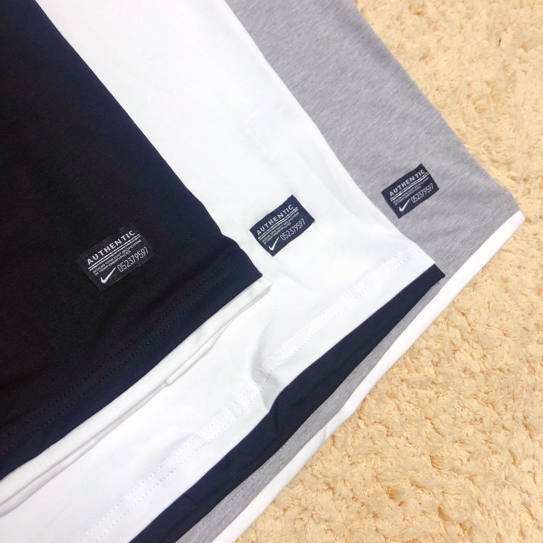 55<br />耐克NIKE LAB定制款休闲运动假两件短袖 贴标拼接情侣款短袖 你买了一件假短袖吗 不！你买的是假两件短袖[机智]细腻柔和的全棉完美胜任何短袖 一件顶万条！从版型到质感这次我心服口服 占尽“心机”的设计简单直接 左标右口袋 把“层次感”作为这一次型录的重要元素 夏季清爽色调与拼接贴标设计相交 三月十三日香港香港中环门市店售 原厂渠道 原标 三联水洗和防盗扣 稳到没朋友 <br />颜色:黑色 白色 灰色<br />尺码:M L XL <br />M  肩宽 41 胸围 98  衣长 70 L 肩宽42 胸围102。衣长 71 XL 肩宽 43 胸围 106。衣长73<br />（手工测量正常误差1-3㎝）