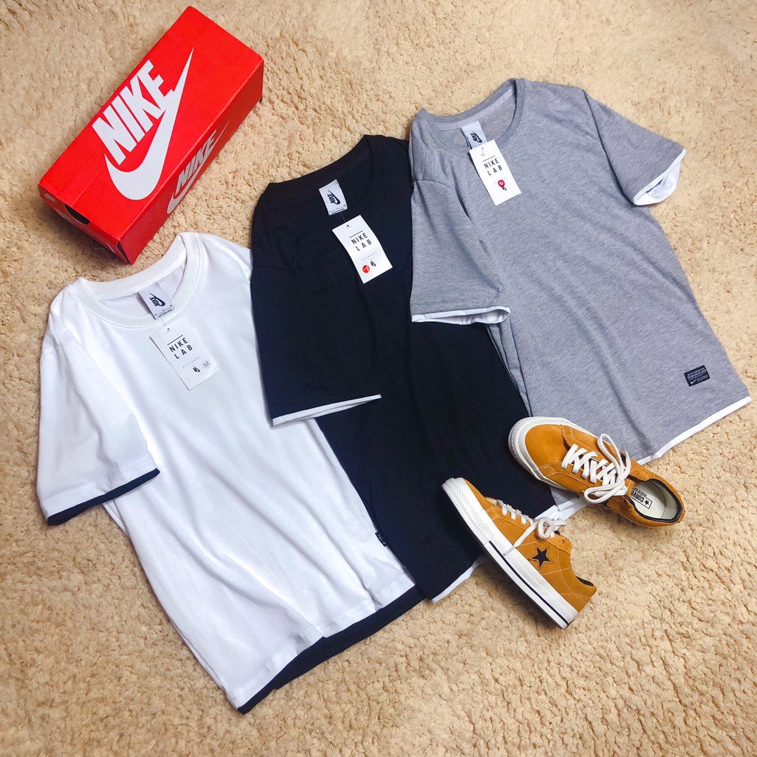 55<br />耐克NIKE LAB定制款休闲运动假两件短袖 贴标拼接情侣款短袖 你买了一件假短袖吗 不！你买的是假两件短袖[机智]细腻柔和的全棉完美胜任何短袖 一件顶万条！从版型到质感这次我心服口服 占尽“心机”的设计简单直接 左标右口袋 把“层次感”作为这一次型录的重要元素 夏季清爽色调与拼接贴标设计相交 三月十三日香港香港中环门市店售 原厂渠道 原标 三联水洗和防盗扣 稳到没朋友 <br />颜色:黑色 白色 灰色<br />尺码:M L XL <br />M  肩宽 41 胸围 98  衣长 70 L 肩宽42 胸围102。衣长 71 XL 肩宽 43 胸围 106。衣长73<br />（手工测量正常误差1-3㎝）