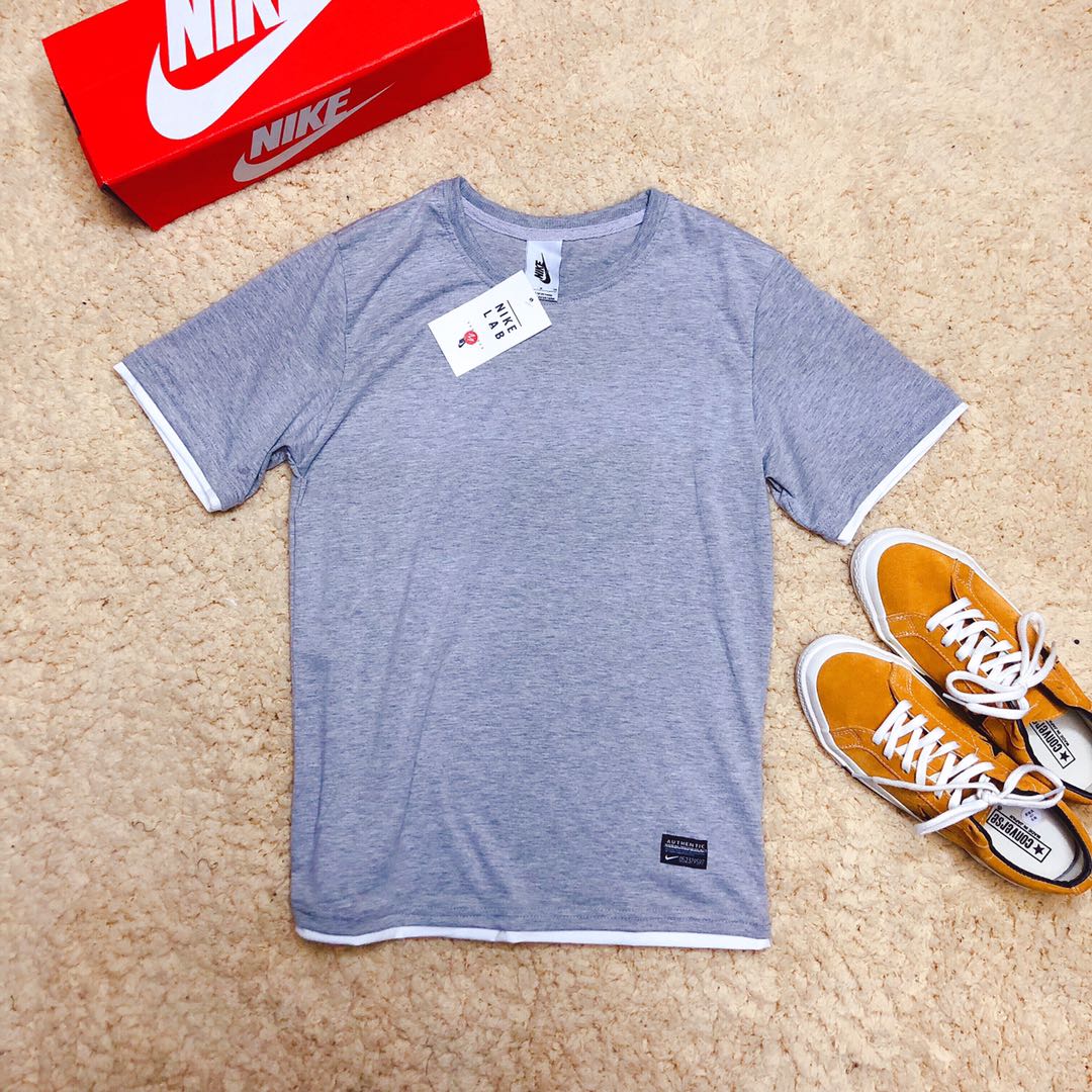 55<br />耐克NIKE LAB定制款休闲运动假两件短袖 贴标拼接情侣款短袖 你买了一件假短袖吗 不！你买的是假两件短袖[机智]细腻柔和的全棉完美胜任何短袖 一件顶万条！从版型到质感这次我心服口服 占尽“心机”的设计简单直接 左标右口袋 把“层次感”作为这一次型录的重要元素 夏季清爽色调与拼接贴标设计相交 三月十三日香港香港中环门市店售 原厂渠道 原标 三联水洗和防盗扣 稳到没朋友 <br />颜色:黑色 白色 灰色<br />尺码:M L XL <br />M  肩宽 41 胸围 98  衣长 70 L 肩宽42 胸围102。衣长 71 XL 肩宽 43 胸围 106。衣长73<br />（手工测量正常误差1-3㎝）