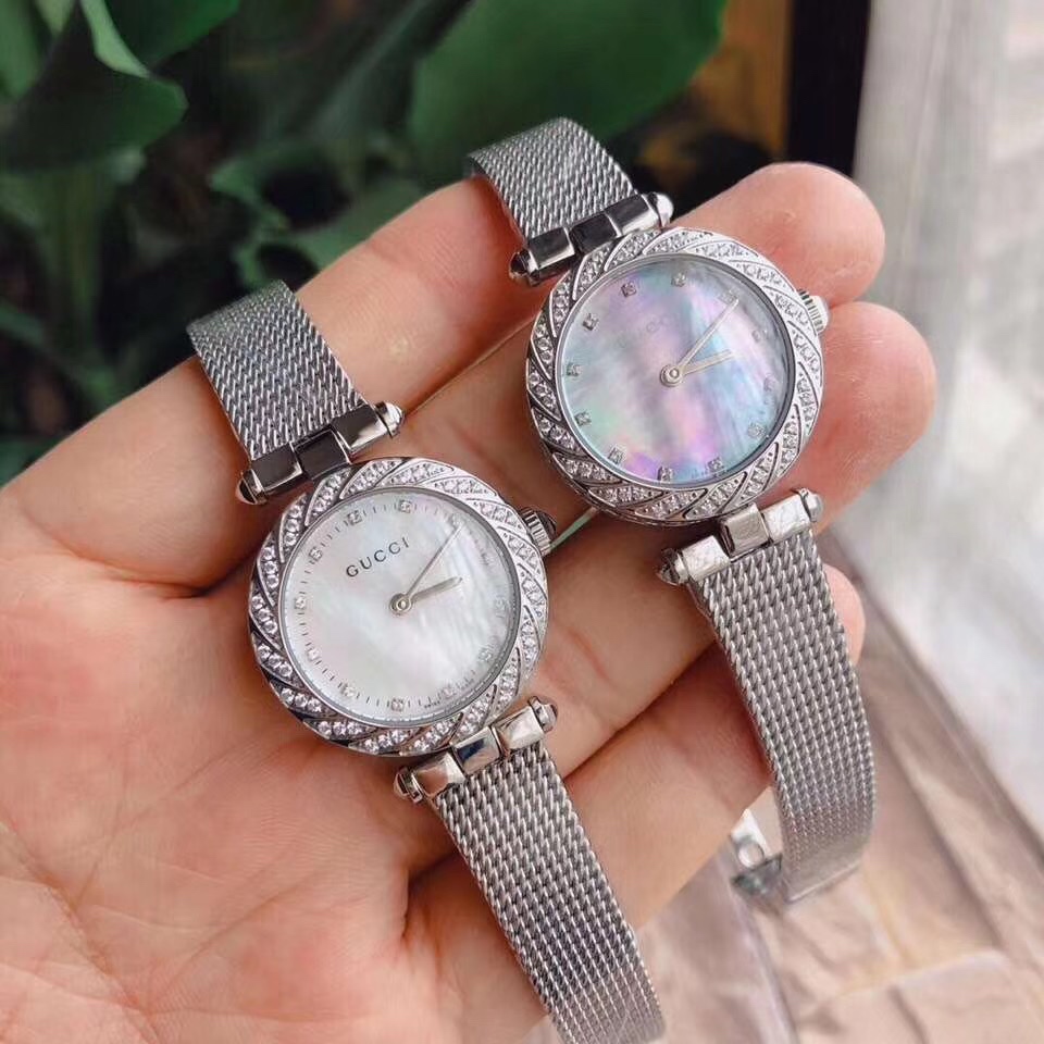 Gucci 古驰-花瓣款 终于到货 Gucci镂空款，28毫米表径，镂空表壳设计，天然珍珠贝母面，今年最火的金属网带搭配