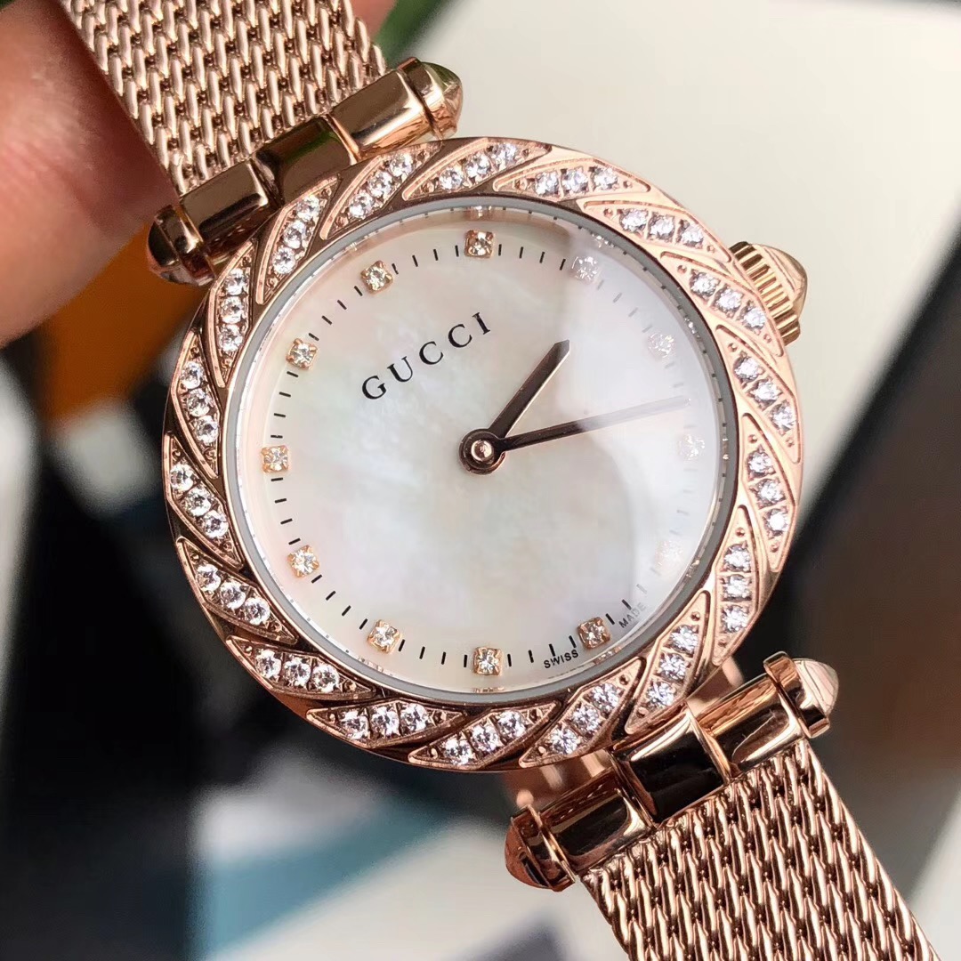 Gucci 古驰-花瓣款 终于到货 Gucci镂空款，28毫米表径，镂空表壳设计，天然珍珠贝母面，今年最火的金属网带搭配