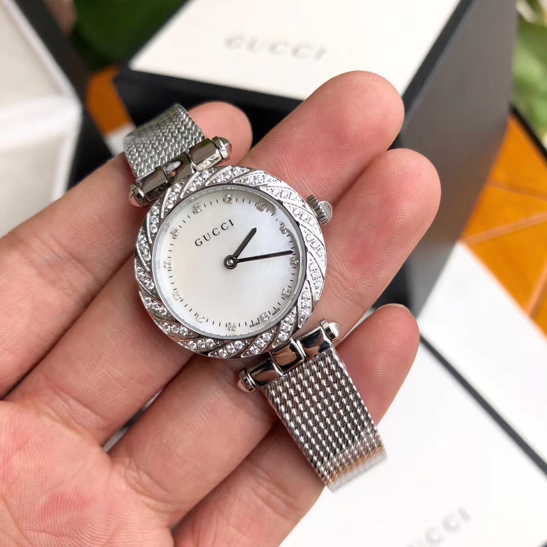 Gucci 古驰-花瓣款 终于到货 Gucci镂空款，28毫米表径，镂空表壳设计，天然珍珠贝母面，今年最火的金属网带搭配