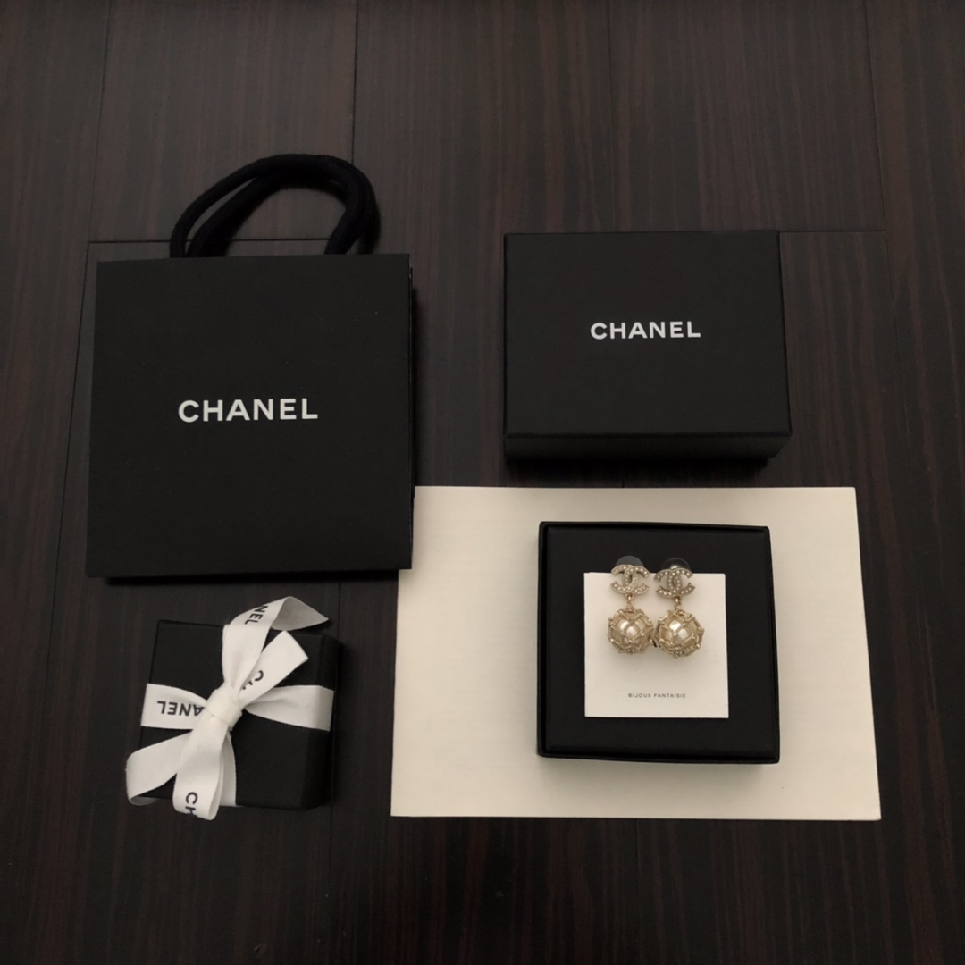 NO:632969,88160, Z, very expensive, the latest double C drop pearl ball earrings, don't underestimate this, it is not easy to make, first of all, two Swarovski pearls are wrapped in a ball hardware, all the hardware on the edges are hand-carved into the shape of a chain, and there are Swarovski crystal embellishments at the intersection. It is a design with a sense of design and content [strong] [strong], Cardia high-end jewelry1986090988160,Z ,巨贵啊,最新款的双C掉珍珠球耳钉,别小看这个,不好做,首先两颗施华洛珍珠是包裹在一个圆球五金里边的,边缘的五金全部都是是手工雕刻出链条的形状,而且交叉位置还有施华洛水晶的点缀,非常有设计感且很有内容的一款设计[强][强],,卡迪亚高端饰品,Jewelry