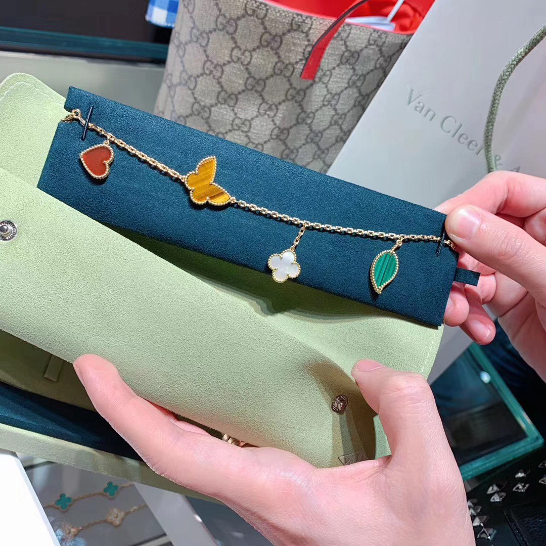 NO:741524,VCA Lucky four-pattern bracelet, yellow K gold, made of V gold material, specific counter diamond-shaped clasp chain, plus natural carnelian, tiger eye stone, white mother-of-pearl, malachite, its meaning is particularly good!  Health, fame, wealth, love...How many hearts have been captured simply and crudely?  I visited the counter three times and couldn't see it!  All counters in Hong Kong are out of stock, so even if you have money, you can’t buy it!  ,,bracelet,Cardia high-end jewelry19860909VCA Lucky四图案手链 黄K金 色 采用V金材质 特定专柜菱形扣链 再加天然红玉髓 虎眼石 白色珍珠母贝 孔雀石 其 寓意特别好！健康、名誉、财富、爱情……简单粗暴地俘虏了多少人心？曾经三度光顾专柜都看不到！全香港专柜都是在断货的状态,有钱也买不到！,,bracelet,卡迪亚高端饰品,Jewelry