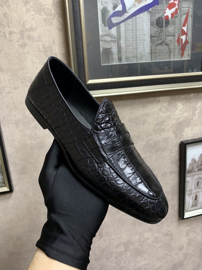 NO:278524,Siamese crocodile originated from 1988s [Pure Handmade] Aristocratic lazy shoes, heels can be used as slippers, no creases, twisted softness, luxury Thailand, without splicing the whole crocodile can only make one foot 38/45 with special maintenance oil;,,slippers19860909暹罗鳄鱼源于1988s【纯手工制作】貴族的懒人双用鞋履 后跟可踩脚当拖鞋 度无折痕扭曲软度 奢用泰国,不拼接整条鳄鱼只能做一只脚 38/45 配专用保养油；,,slippers,Men's shoes