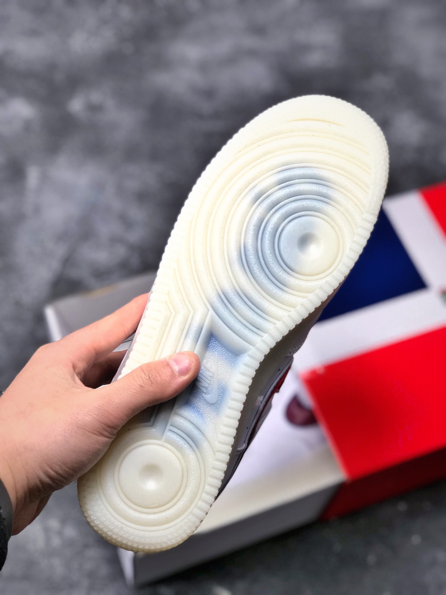 115<br /><br />性价比原装礼盒版本  耐克Nike Air Force 1 Low De Lo Mio 多米尼加 “红蓝炫彩鸳鸯”  经典空军系列AF1 JDI联名 抽屉原盒 ，正确水晶果冻底，正确折边工艺 区别市面错版。<br />官方货号: BQ8448-100 <br />PCSIZE:  40 40.5 41 42 42.5 43 44 45