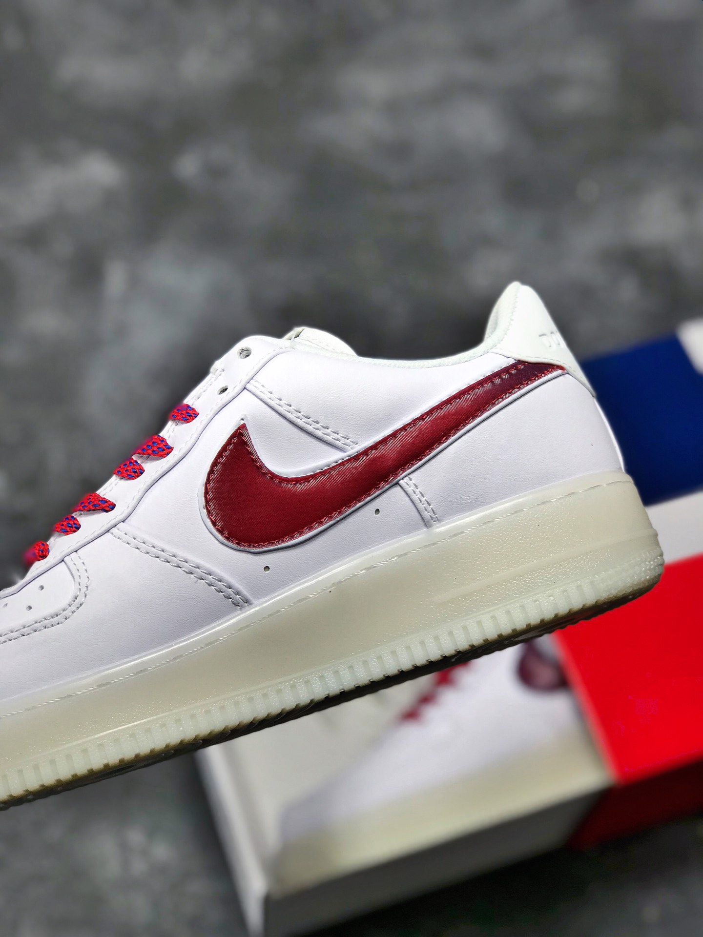 115<br /><br />性价比原装礼盒版本  耐克Nike Air Force 1 Low De Lo Mio 多米尼加 “红蓝炫彩鸳鸯”  经典空军系列AF1 JDI联名 抽屉原盒 ，正确水晶果冻底，正确折边工艺 区别市面错版。<br />官方货号: BQ8448-100 <br />PCSIZE:  40 40.5 41 42 42.5 43 44 45