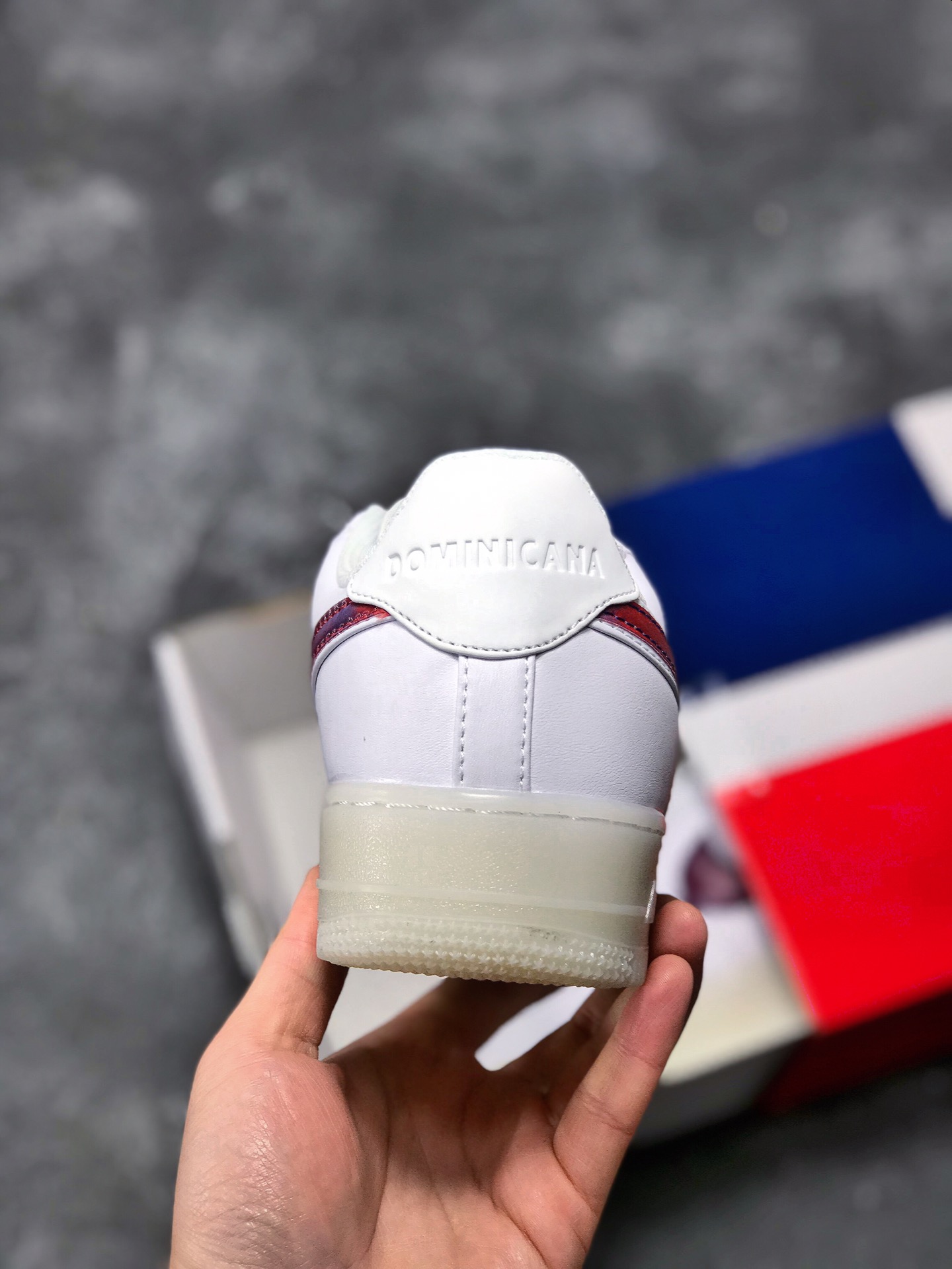 115<br /><br />性价比原装礼盒版本  耐克Nike Air Force 1 Low De Lo Mio 多米尼加 “红蓝炫彩鸳鸯”  经典空军系列AF1 JDI联名 抽屉原盒 ，正确水晶果冻底，正确折边工艺 区别市面错版。<br />官方货号: BQ8448-100 <br />PCSIZE:  40 40.5 41 42 42.5 43 44 45