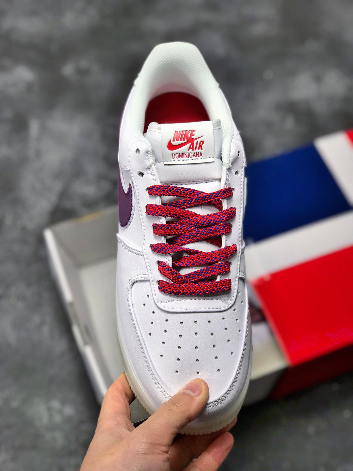 115<br /><br />性价比原装礼盒版本  耐克Nike Air Force 1 Low De Lo Mio 多米尼加 “红蓝炫彩鸳鸯”  经典空军系列AF1 JDI联名 抽屉原盒 ，正确水晶果冻底，正确折边工艺 区别市面错版。<br />官方货号: BQ8448-100 <br />PCSIZE:  40 40.5 41 42 42.5 43 44 45