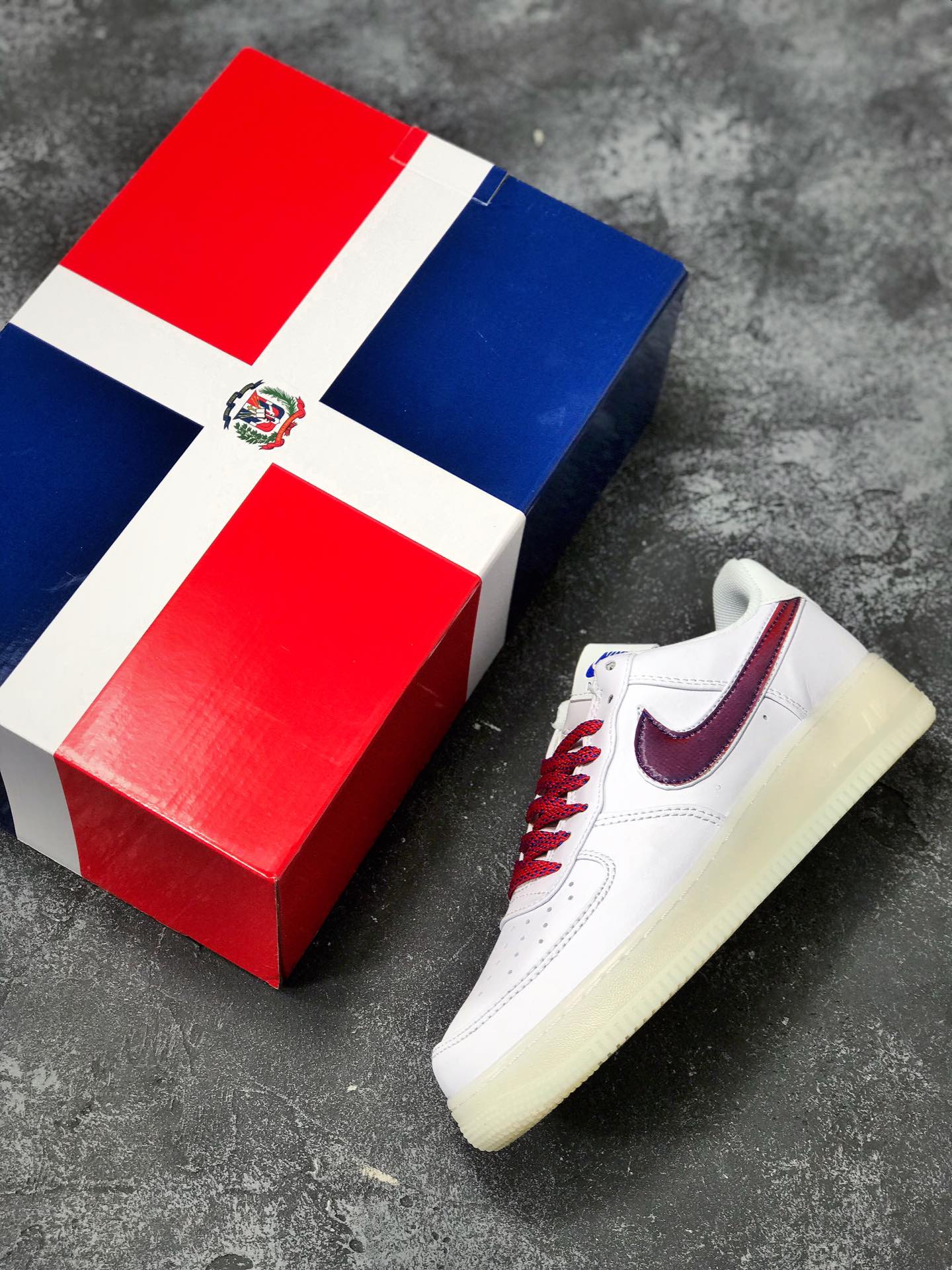 115<br /><br />性价比原装礼盒版本  耐克Nike Air Force 1 Low De Lo Mio 多米尼加 “红蓝炫彩鸳鸯”  经典空军系列AF1 JDI联名 抽屉原盒 ，正确水晶果冻底，正确折边工艺 区别市面错版。<br />官方货号: BQ8448-100 <br />PCSIZE:  40 40.5 41 42 42.5 43 44 45