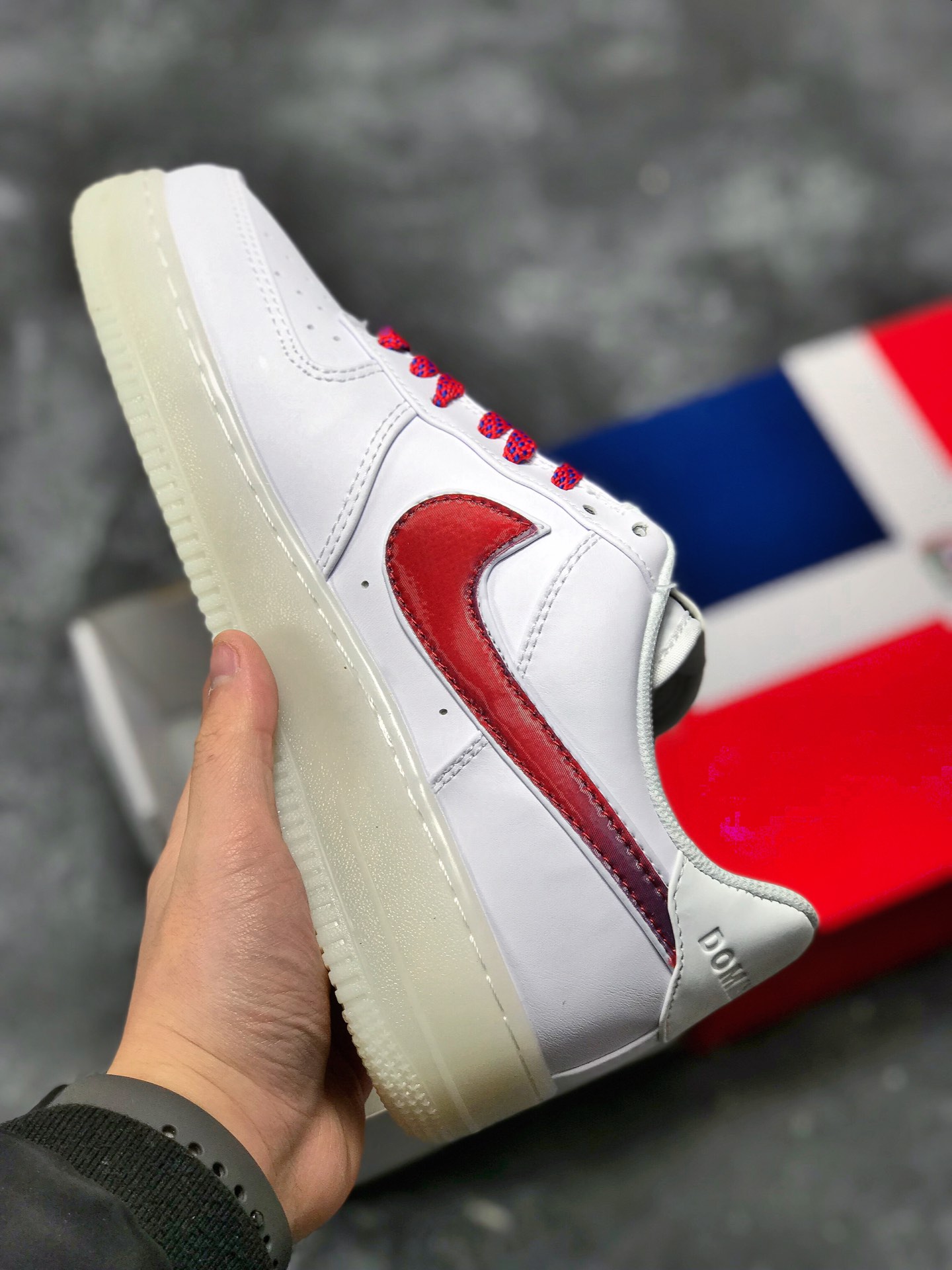 115<br /><br />性价比原装礼盒版本  耐克Nike Air Force 1 Low De Lo Mio 多米尼加 “红蓝炫彩鸳鸯”  经典空军系列AF1 JDI联名 抽屉原盒 ，正确水晶果冻底，正确折边工艺 区别市面错版。<br />官方货号: BQ8448-100 <br />PCSIZE:  40 40.5 41 42 42.5 43 44 45